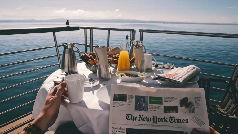 petit déjeuner croisière luxe balcon croissant journal