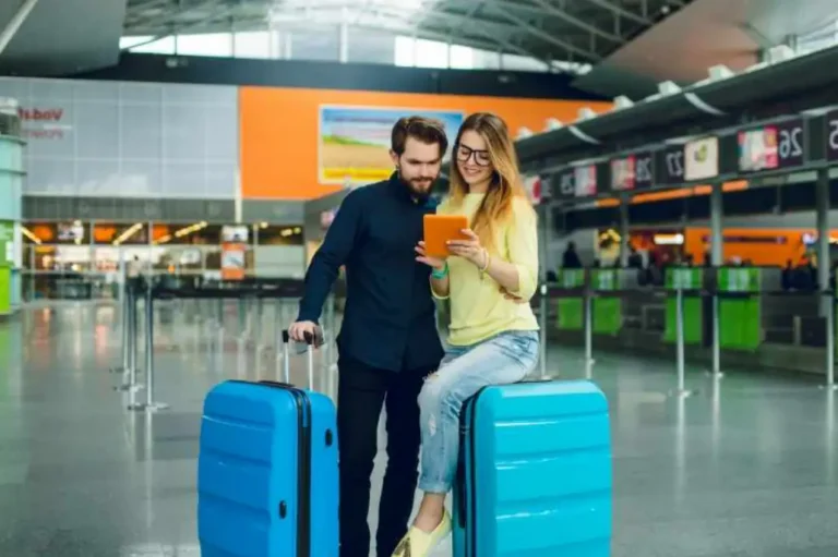un homme et une femme se renseigne à l'aéroport