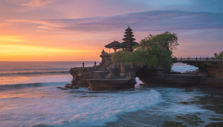 Temple Pura Tanah Lot au bord de l'océan au coucher du soleil