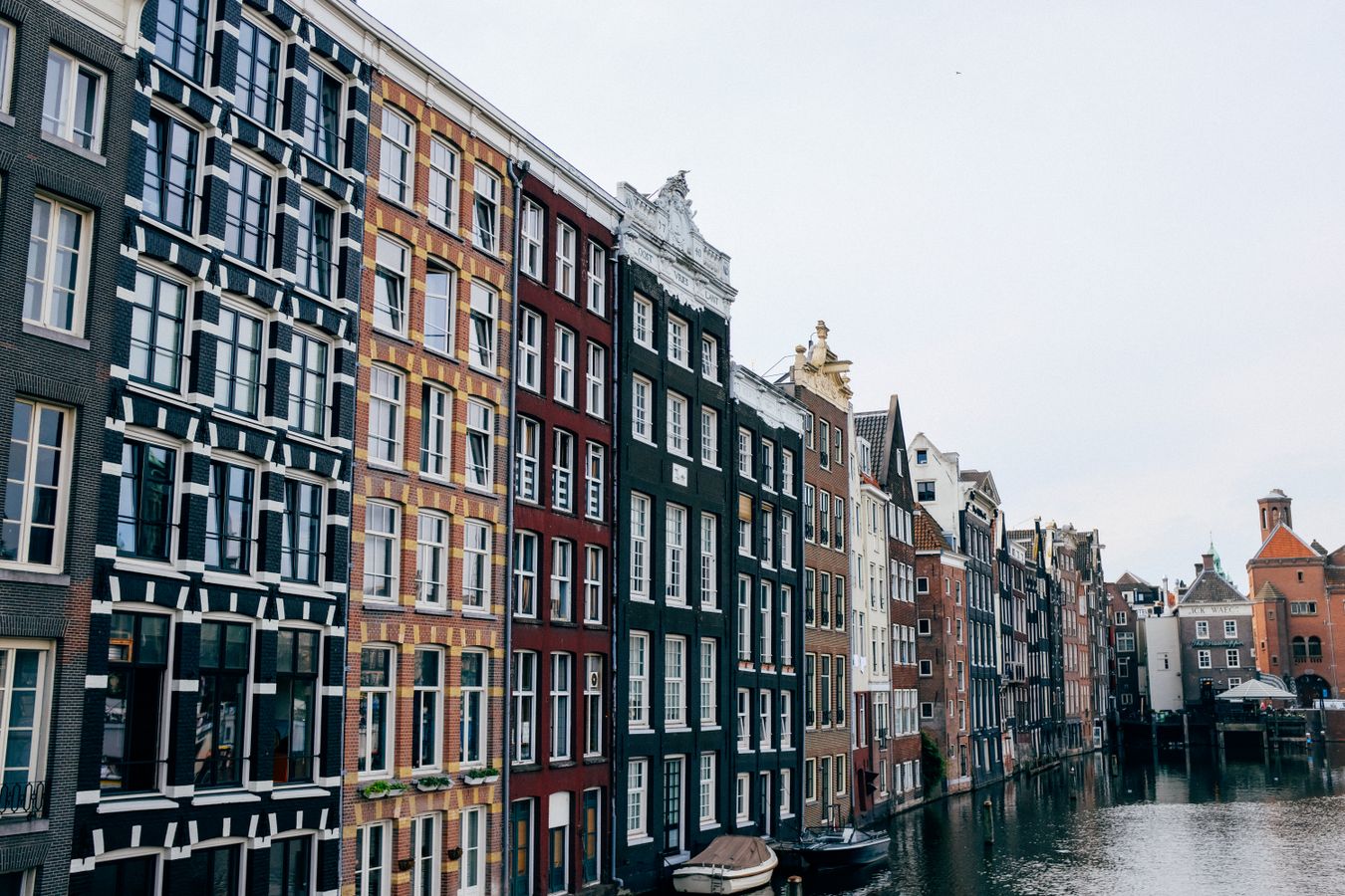 Façades colorées des maisons au bord d'un canal à Amsterdam, ville commençant par A