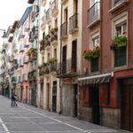 Ruelle aux façades colorées dans une ville européenne, exemple de destination par ordre alphabétique