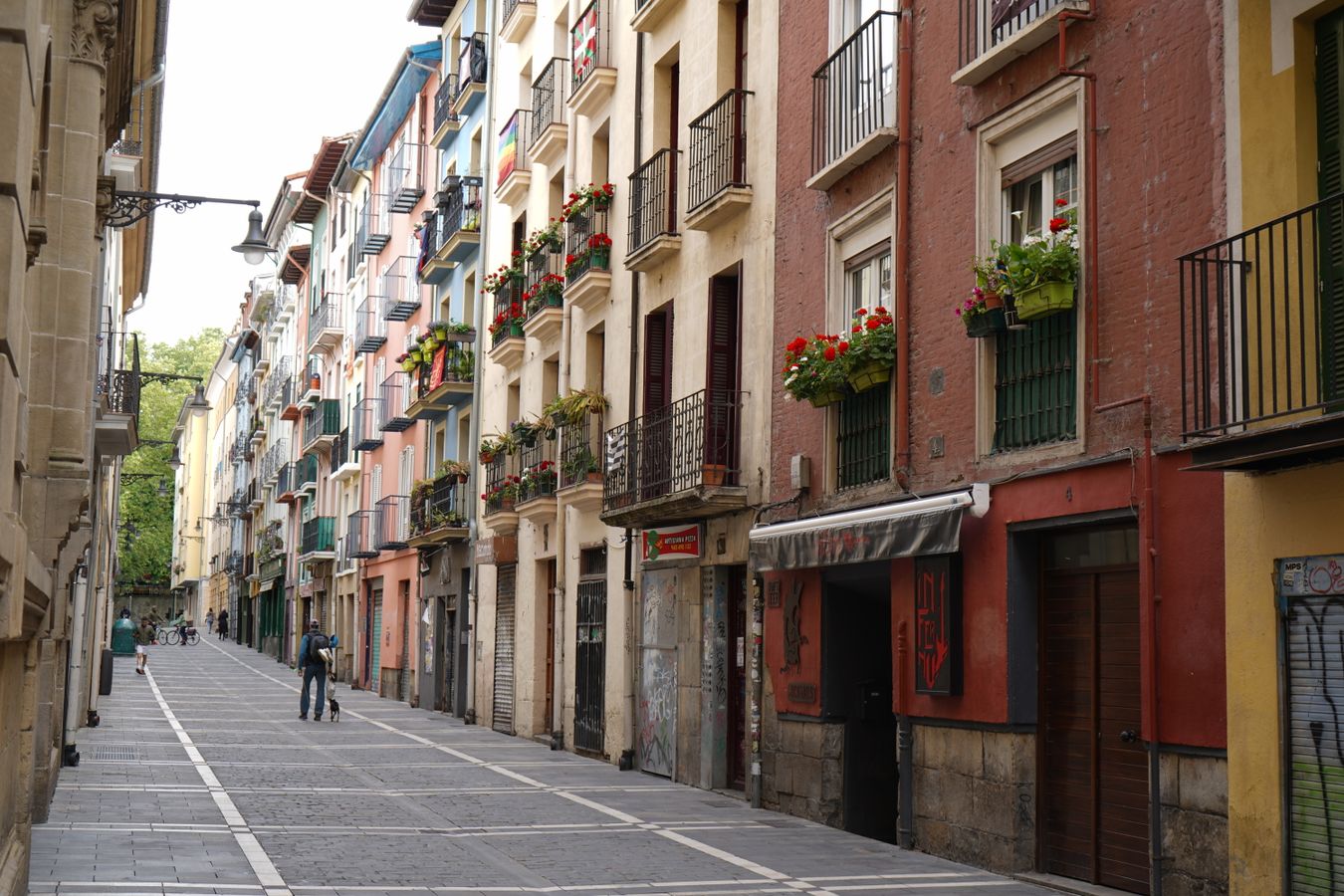 Ruelle aux façades colorées dans une ville européenne, exemple de destination par ordre alphabétique