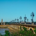 Pont de Pierre et façades historiques à Bordeaux, ville de France commençant par la lettre B