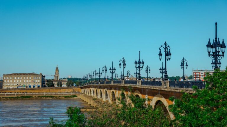 Pont de Pierre et façades historiques à Bordeaux, ville de France commençant par la lettre B