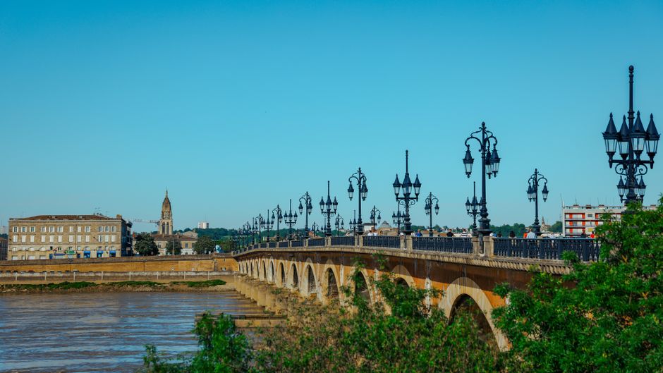 Pont de Pierre et façades historiques à Bordeaux, ville de France commençant par la lettre B