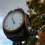 Horloge publique au Canada en automne, symbole du changement d'heure 2026