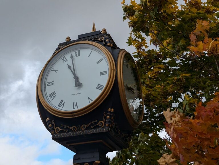 Horloge publique au Canada en automne, symbole du changement d'heure 2026
