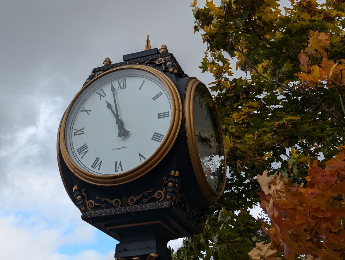 Horloge publique au Canada en automne, symbole du changement d'heure 2026