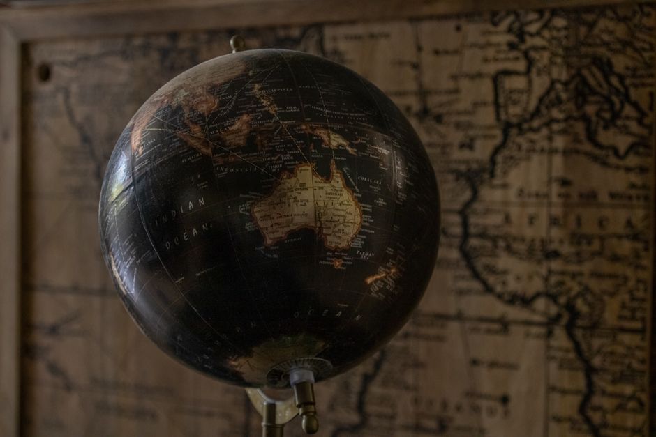 Globe terrestre vintage illustrant les fuseaux horaires dans le monde