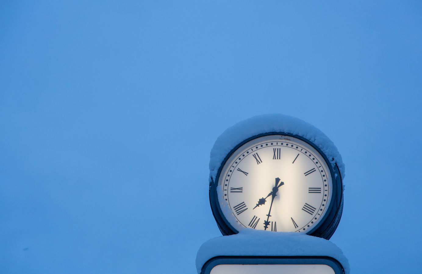 Horloge couverte de neige, illustrant le retour à l'heure normale au Canada en novembre