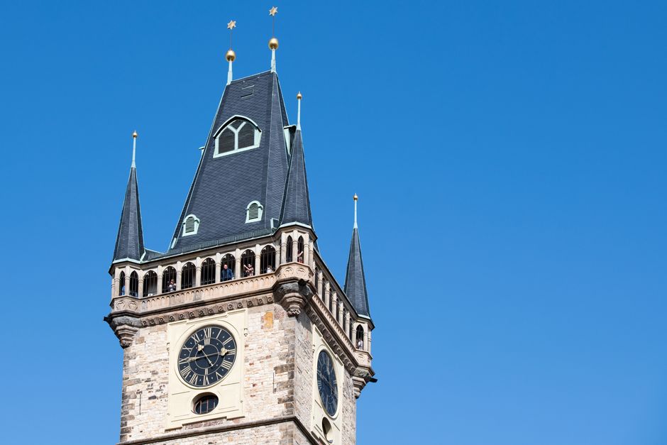 Tour d'horloge historique dans une ville européenne, repère pour lire l'heure locale