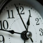 Cadran d'horloge analogique en gros plan affichant l'heure exacte