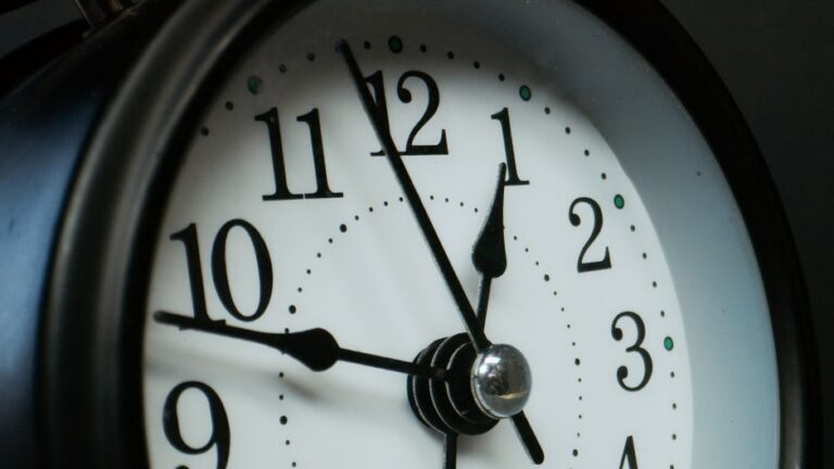Cadran d'horloge analogique en gros plan affichant l'heure exacte