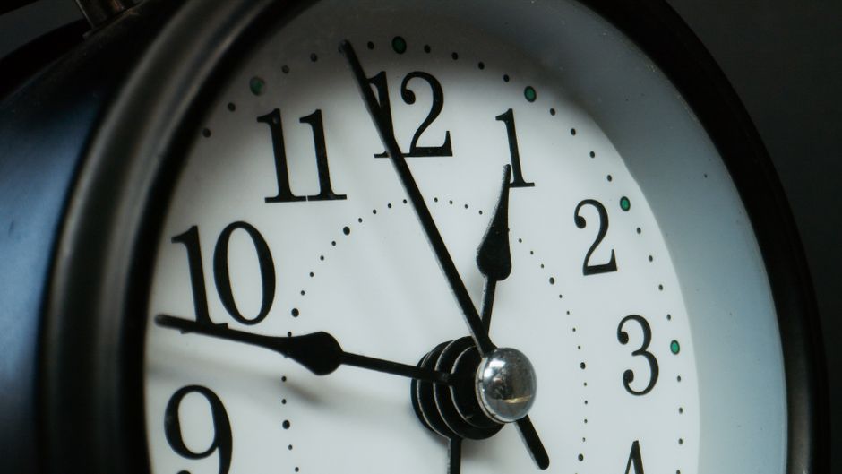 Cadran d'horloge analogique en gros plan affichant l'heure exacte
