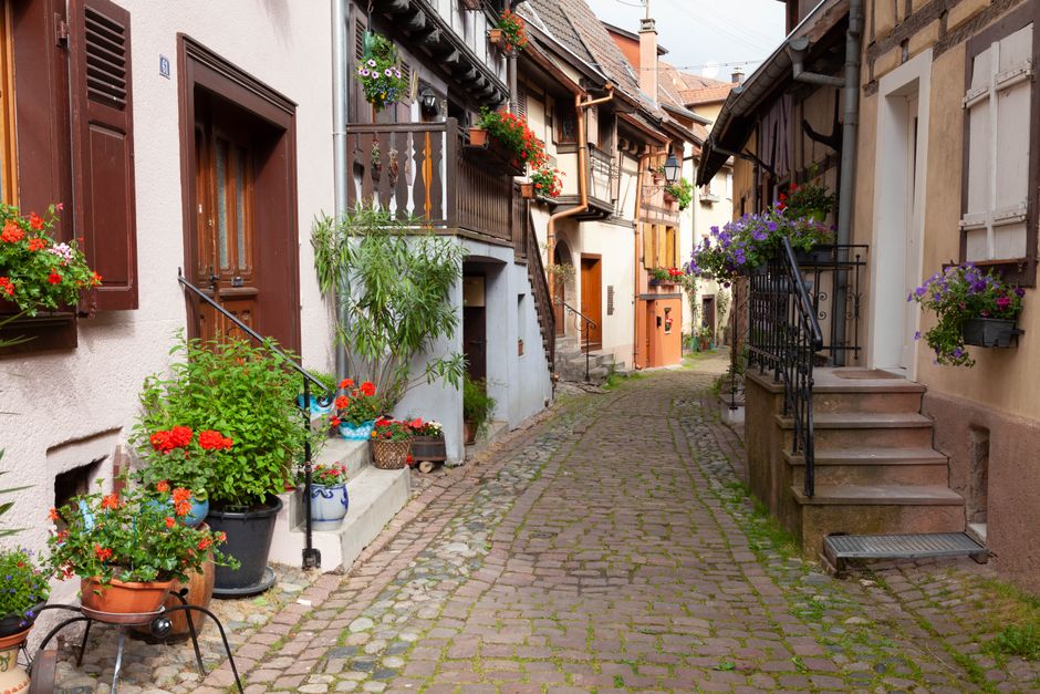 Rue historique typique d'une ville française commençant par la lettre B