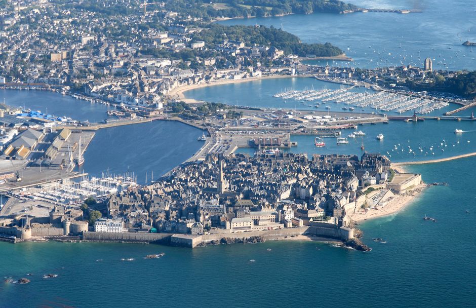 Vue panoramique d'une ville française en bord de mer commençant par la lettre B
