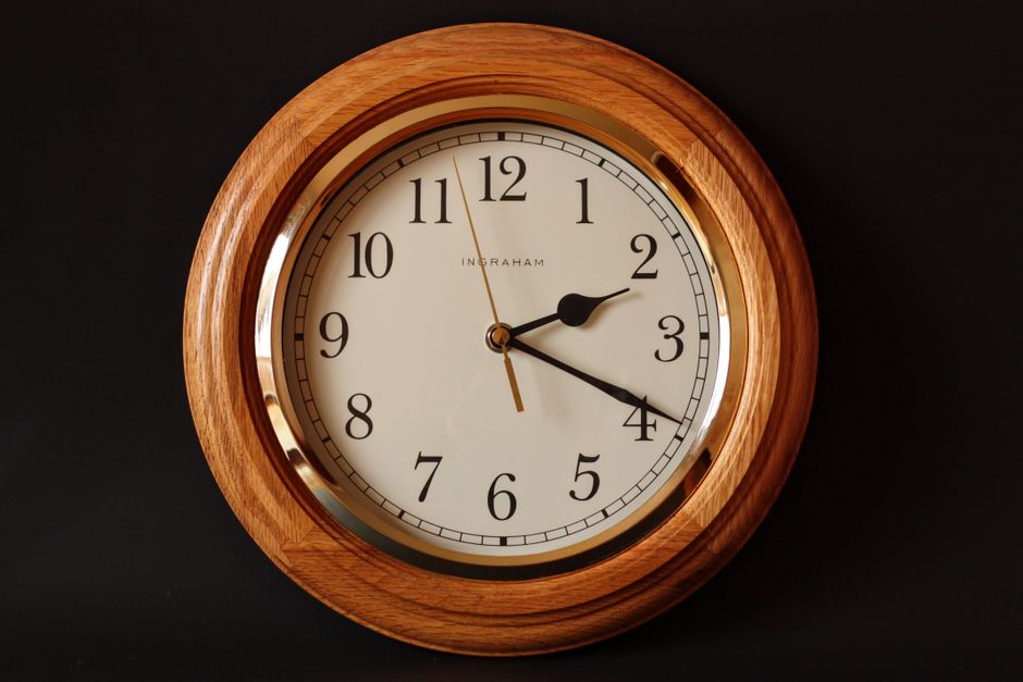 Horloge murale en bois à cadran classique, à régler lors du passage à l'heure d'hiver
